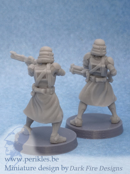 Airborne Specialists (2x 35mm wargaming miniatures)